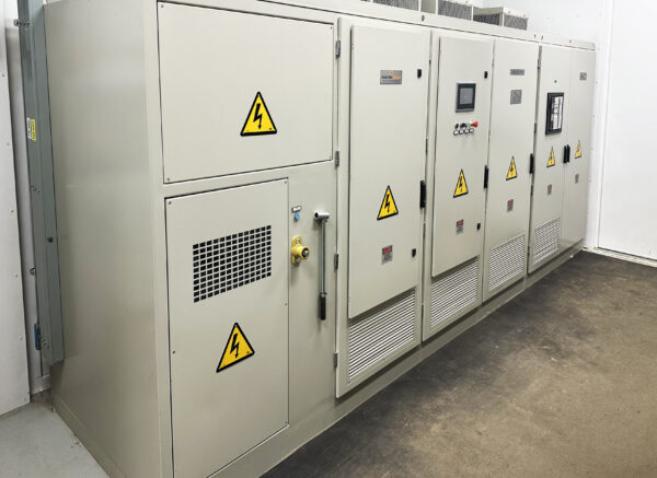 Variador SER instalado en entorno minero para el control de motores de anillos rozantes de alta potencia, gestionando la corriente de rotor mediante LRS y contribuyendo a la protección eléctrica y continuidad operativa del sistema