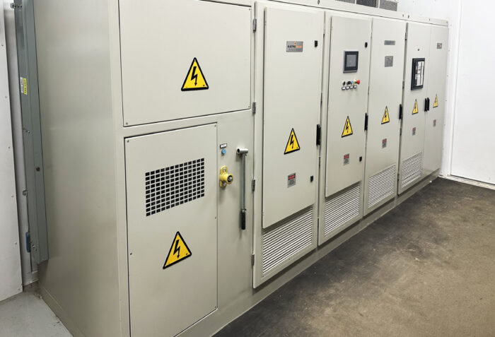 Variador SER instalado en entorno minero para el control de motores de anillos rozantes de alta potencia, gestionando la corriente de rotor mediante LRS y contribuyendo a la protección eléctrica y continuidad operativa del sistema